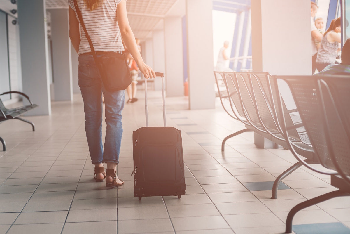 ¿Qué medidas de equipaje de mano en cabina permite cada aerolínea?